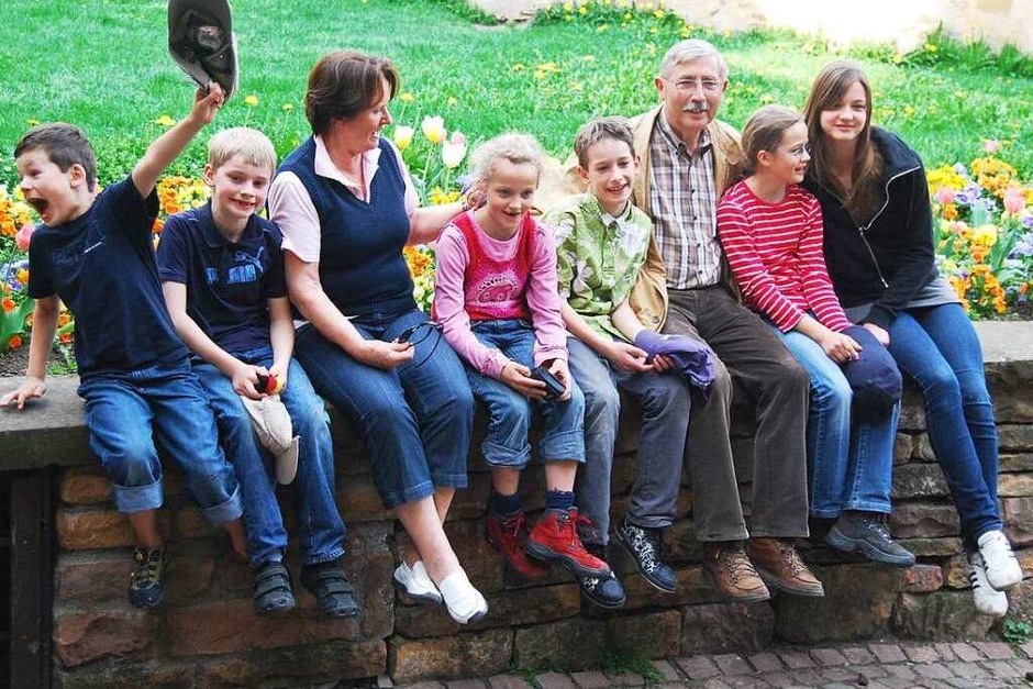Susanne Mayer: Meine Eltern mit ihren sechs Enkelkindern in Eguisheim. Einer macht immer Quatsch – hier ist es der Jüngste. (Foto: Susanne Mayer) Susanne Mayer: Meine Eltern mit ihren sechs Enkelkindern in Eguisheim. Einer macht immer Quatsch – hier ist es der Jüngste. (Foto: Susanne Mayer)