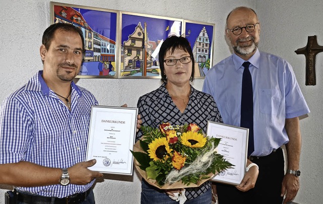 Endingen. Bjrn Breisacher (Verwaltung...warz Urkunden und Prsente berreicht.  | Foto: Roland Vitt