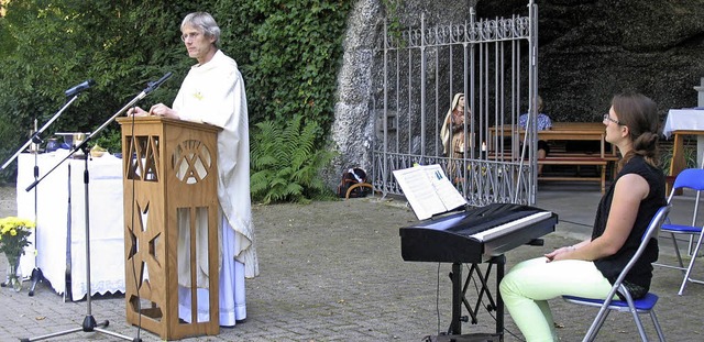 Pater Matthias Hanisch zelebrierte den...hle, Organistin der Pfarrei Birndorf.   | Foto: Birgit Widmer