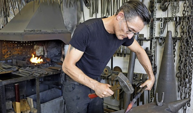 Marc Wilhelm fertigt Hrner fr einen geschmiedeten Tierschdel als  Garderobe.   | Foto: Theresa Trndle