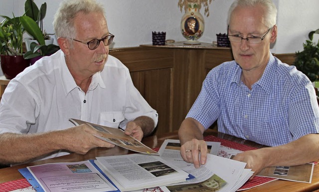 Wolfgang Pfeiffervom Malsburger Edenba... an der Huserchronik Malsburg-Marzell  | Foto: Rolf-Dieter Kanmacher