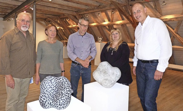 Zum den 25. Keramikwochen in Hfingen ...ael Kollmeier (von links) freuen sich.  | Foto: Gabi Lendle