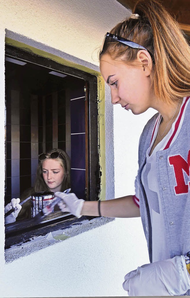 Laura Hoheisel (vorn) und Deborah Marder streichen Fensterrahmen.  | Foto: Peter Stellmach