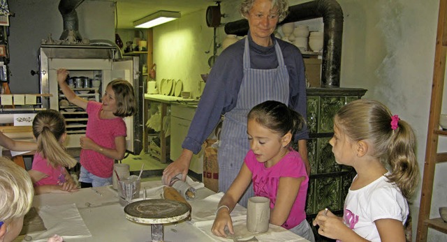Keramikerin Eva Stoll arbeitet im Annehof mit den Kindern.  | Foto: Ulrike Spiegelhalter