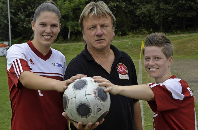 Trainer Roger Kpfer mit zwei der drei...il Lehnen (links) und Cornelia Albiez   | Foto: Hrvoje Miloslavic