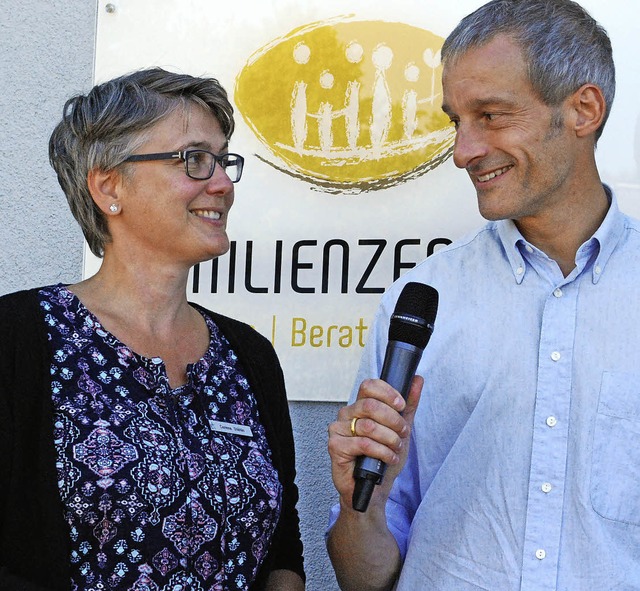 Corinna Sthlin und Roland Zipfel werb...r den ersten Emmendinger Poetry-Slam.   | Foto: Sylvia-Karina Jahn