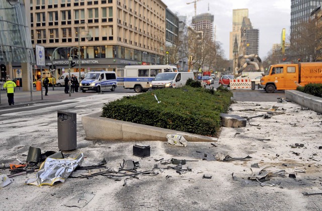 Der Unfallort gleicht einem Trmmerfeld.   | Foto: dpa