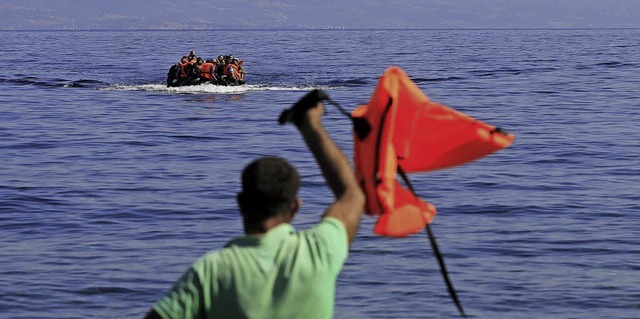 Flchtlinge kommen auf der griechischen Insel Lesbos an.   | Foto: DPA