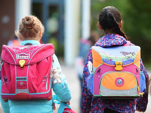 Ab Montag wieder ein alltglicher Anbl...unge Mdchen auf dem Weg in die Schule  | Foto: patrick Seeger (dpa)