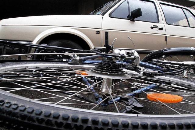 Lrrach: Fahrradfahrer prallt mit Auto zusammen und verletzt sich