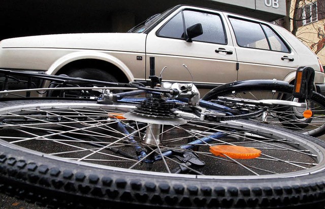 Radfahrer prallt mit Auto zusammen (Symbolbild).  | Foto: Ingo Schneider