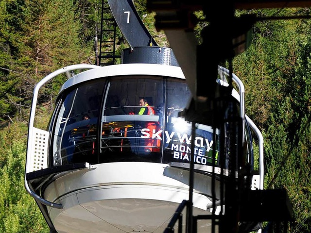Die Menschen saen die Nacht ber in G...ma-Seilbahn am Mont-Blanc-Massiv fest.  | Foto: AFP
