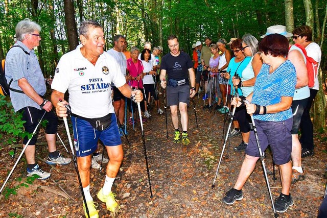 Spa und Sport: Nordic-Walking-Kurs  d...n schwarz) und Oscar Guidone (in wei)  | Foto: Dieter Erggelet