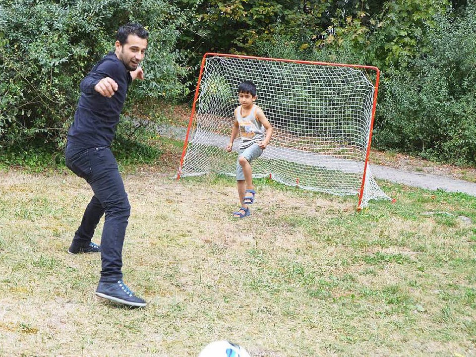 Der Syrer Mirad Adrah kmmert sich in Breisach um Flchtlingskinder.  | Foto: Agnes Pohrt