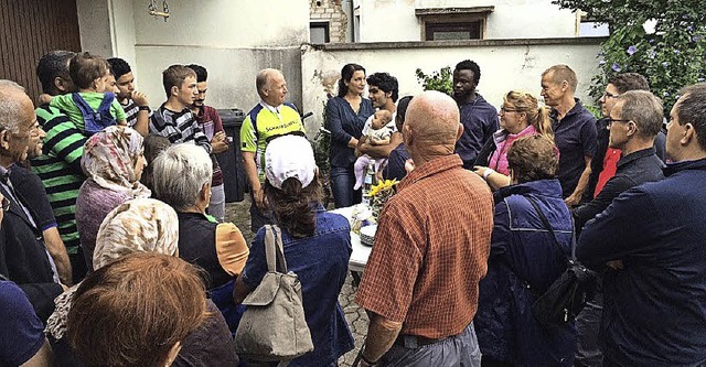 Infobesuch beim Asylhelferkreis in Wyh...gliedern des Vereins und Flchtlingen.  | Foto: Ziegler