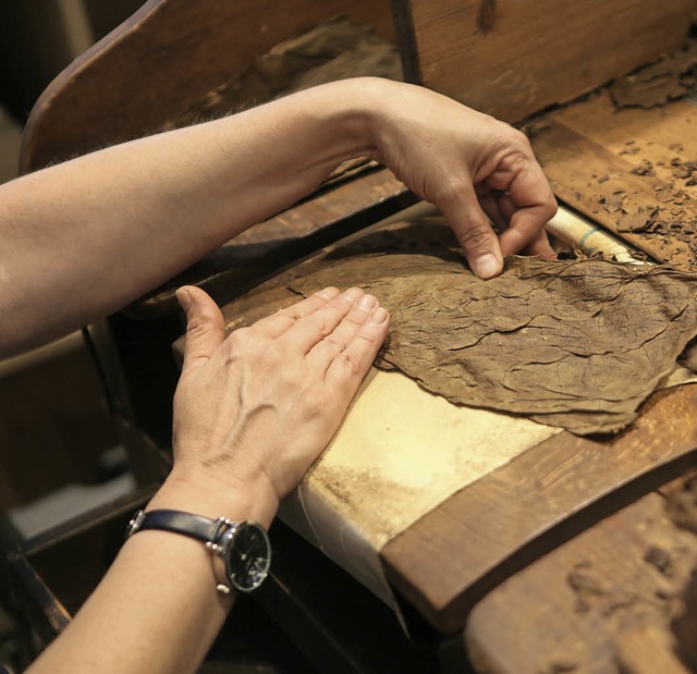 Handarbeit bei der Zigarrenfertigung  | Foto: Christoph Breithaupt