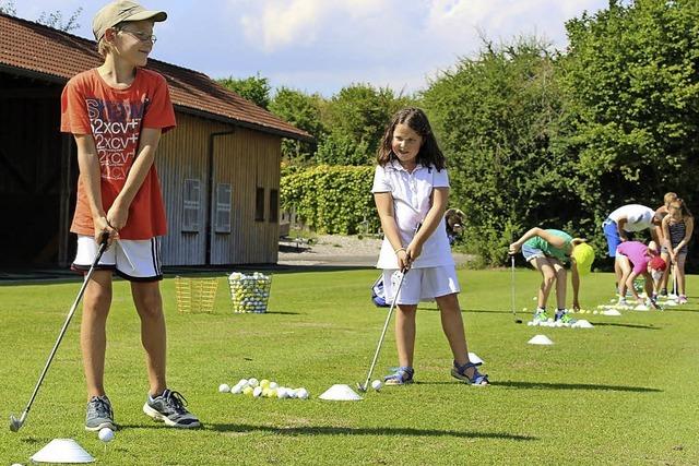 Kinder auf den Spuren der Golfprofis