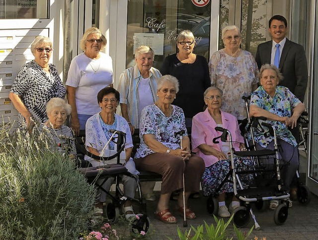 Gruppenbild mit Brgermeister und Seniorinnen bei der kleinen Einweihungsfeier   | Foto: Sandra Decoux-Kone