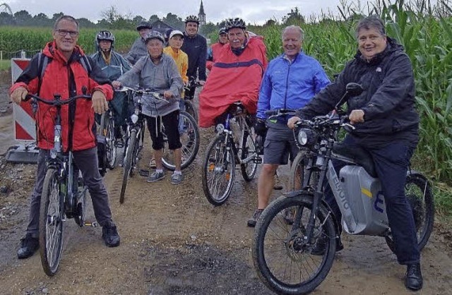 Die Teilnehmer der CDU-Radtour, darunt... machen sich vom Wasserpark ein Bild.   | Foto: Privat