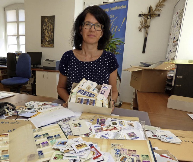 Pfarrsekretrin Andrea Schwrer freut sich ber Briefmarken.  | Foto: frank leonhardt