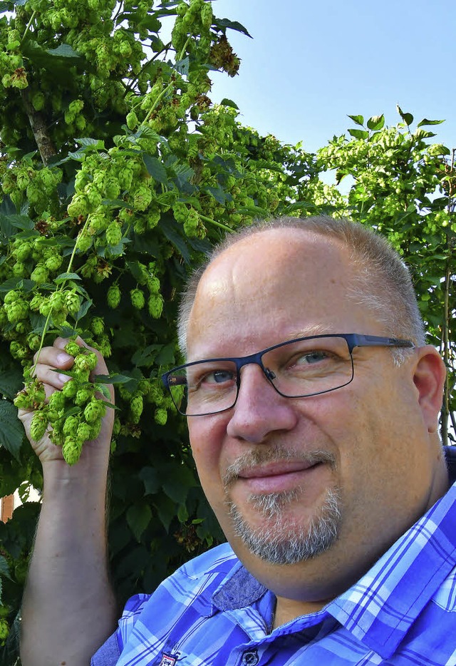 Bierbrauer Matthias Seile mit einer Hopfenpflanze  | Foto: Dieter Erggelet