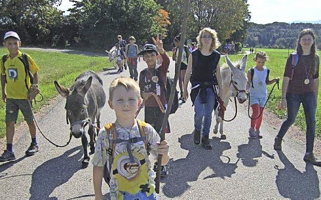 Geflchtete Kinder und Kinder aus dem ...gemeinsamen Eselwanderung bei Freiamt.  | Foto: Landratsamt
