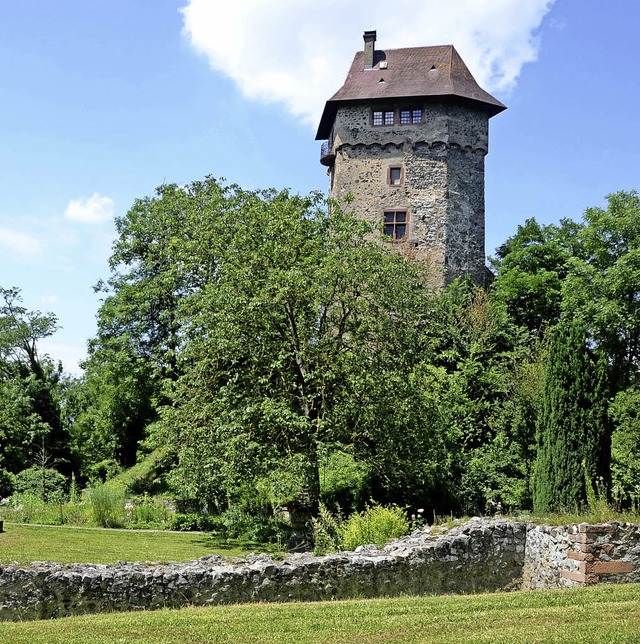Der Turm der &#8222;Sponeck&#8220;. Im...grund Reste eines rmischen Kastells.   | Foto: Roland Vitt
