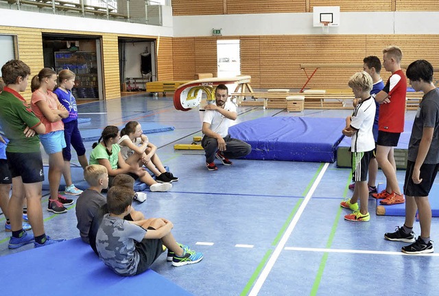 Parkurtrainer Kamil Feucht zeigt  in d... wie richtiges Abrollen funktioniert.   | Foto: Martin Wunderle