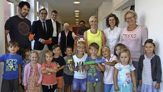 Kinder, das Betreuerteam um Daniela Ri...ber den neuen Achkarrer Kindergarten.   | Foto: Herbert Trogus