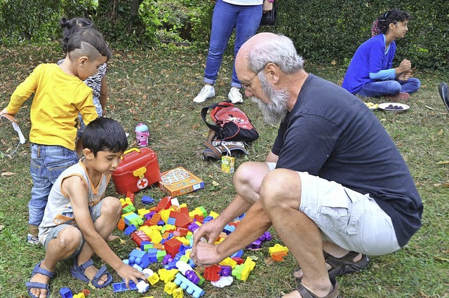 Auch Manfred Binz vom Helferkreis enga...Ferienprogramm fr Flchtlingskinder.   | Foto: Agnes Pohrt