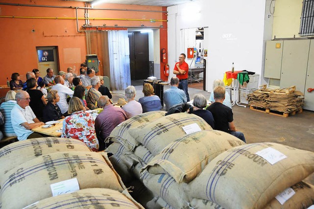 Vortrag neben Jutescken: Interessiert...or frisch eingetroffenen Kaffeescken.  | Foto: Robert Bergmann