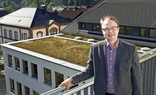 Freut sich ber die zentrale Lage der ...uf der Dachterrasse des Schulgebudes   | Foto: Sattelberger