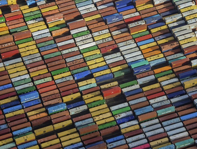 Werden Waren ins Ausland transportiert...1; ein Blick auf den Hamburger Hafen.   | Foto: DPA