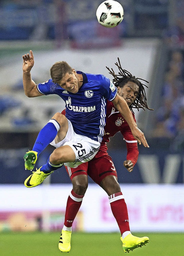 Klaas-Jan Huntelaar (Schalke/links) un... Renato Sanches  kmpfen um den Ball.   | Foto: dpa