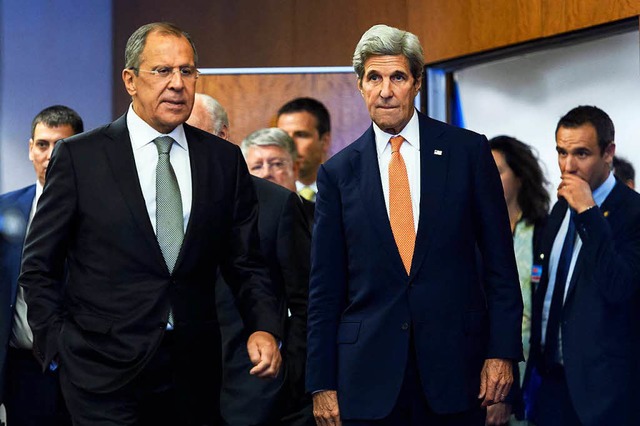 Lawrow (links) und Kerry einigten sich...Waffenruhe ab Montag. Wird sie halten?  | Foto: dpa