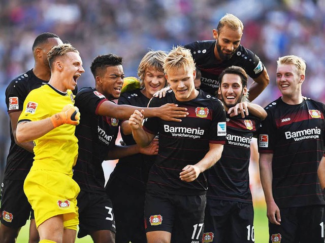 Jubel in Leverkusen: Joel Pohjanpalo dreht das Spiel mit seinem Hatrick.  | Foto: AFP