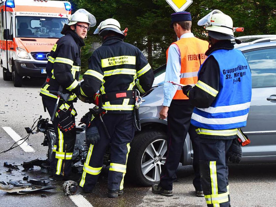 Feuerwehrleute aus  St. Mrgen am Unfallwagen.  | Foto: M. Ganz
