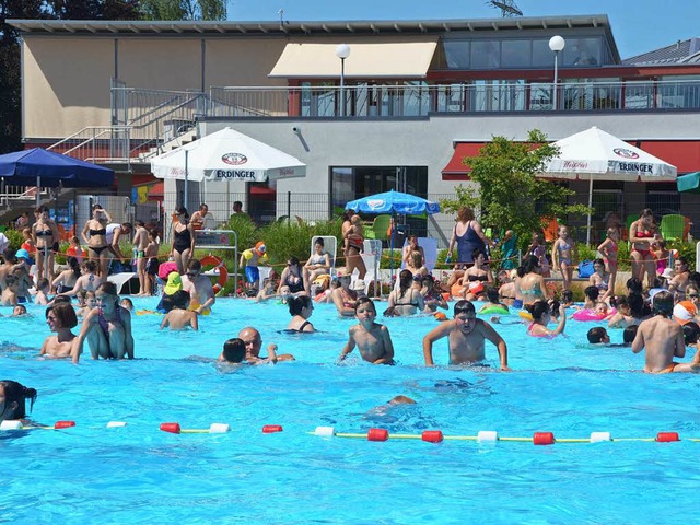 Der Badespa im Weiler Freibad geht ab Dienstag nun doch weiter.  | Foto: Jochen Fillisch