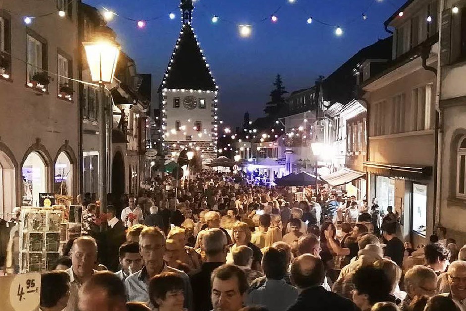 Tausende von Besuchern drängten sich am Freitagabend bei der elften Lichternacht in der Endinger Altstadt. (Foto: Martin Wendel) Tausende von Besuchern drängten sich am Freitagabend bei der elften Lichternacht in der Endinger Altstadt. (Foto: Martin Wendel)