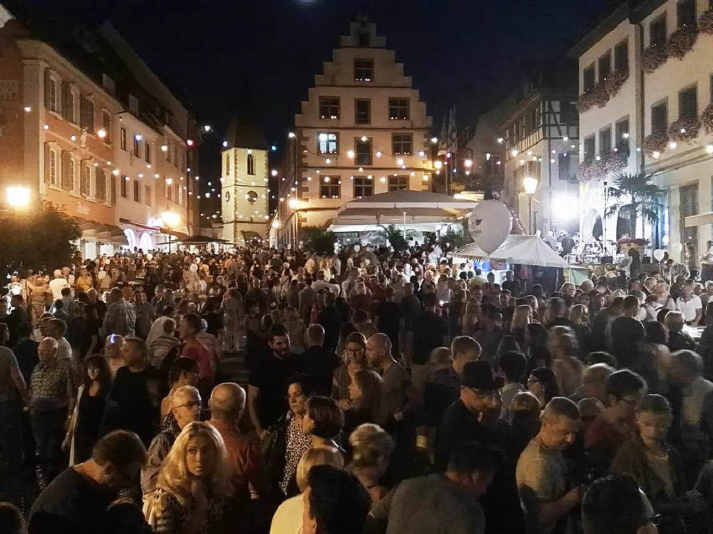Tausende von Besuchern drngten sich am Freitagabend bei der elften Lichternacht in der Endinger Altstadt.