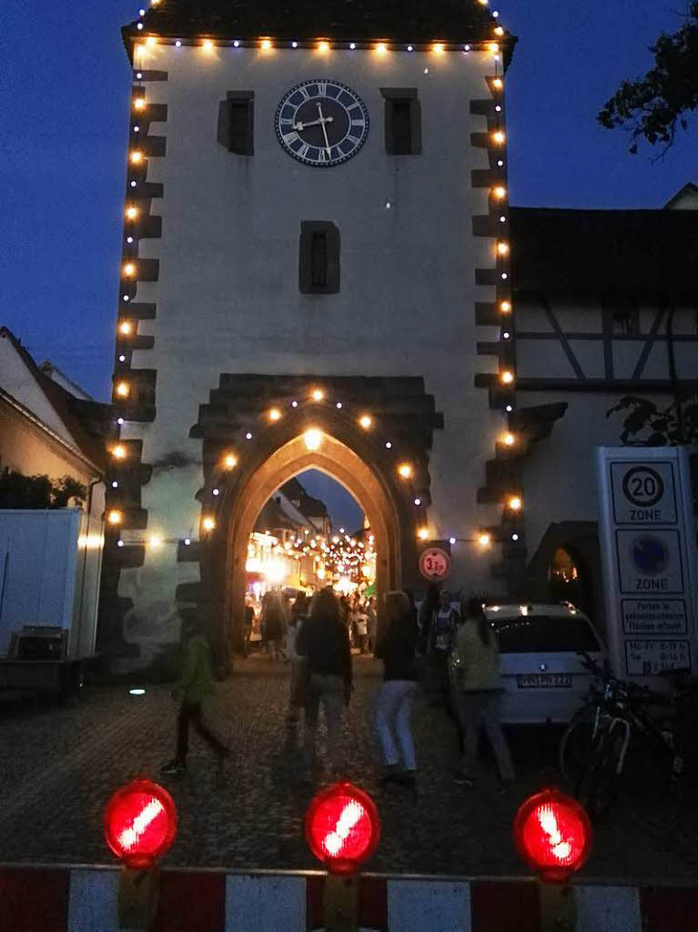 Tausende von Besuchern drngten sich am Freitagabend bei der elften Lichternacht in der Endinger Altstadt. Vor dem bunt erleuchteten Torli war Endstation fr den Verkehr.