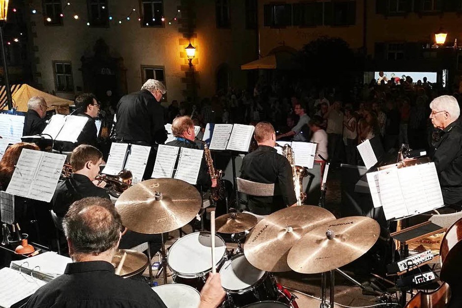 Tausende von Besuchern drängten sich am Freitagabend bei der elften Lichternacht in der Endinger Altstadt. Auf dem nördlichen Marktplatz sorgte die Big Band Music Corporation für satten Bläsersound. (Foto: Martin Wendel) Tausende von Besuchern drängten sich am Freitagabend bei der elften Lichternacht in der Endinger Altstadt. Auf dem nördlichen Marktplatz sorgte die Big Band Music Corporation für satten Bläsersound. (Foto: Martin Wendel)