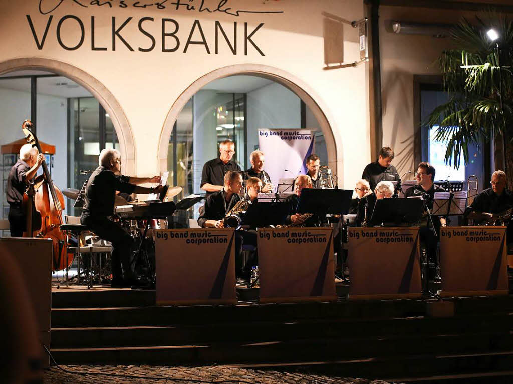 “Music Corporation” spielten unvergessliche Musik aus der Swing und Bigbandzeit der’40er Jahre auf dem nrdlichen Marktplatz.