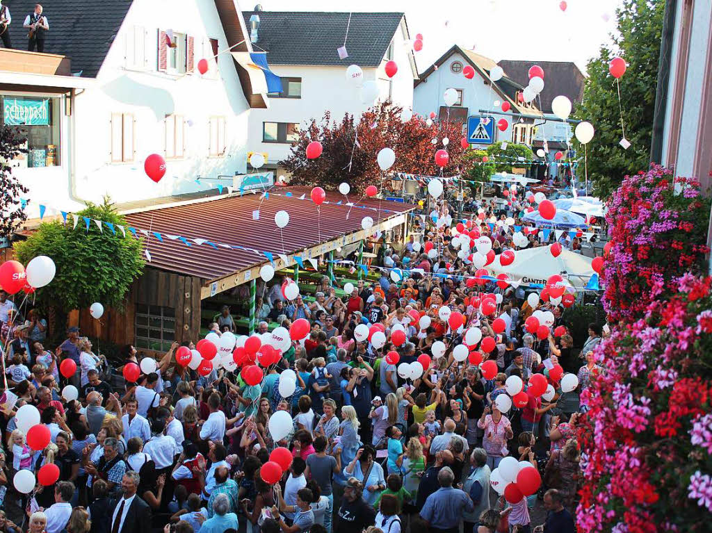 Tausende kamen und feierten in Btzingen bei prchtiger Stimmung und edlen Weinen mit.