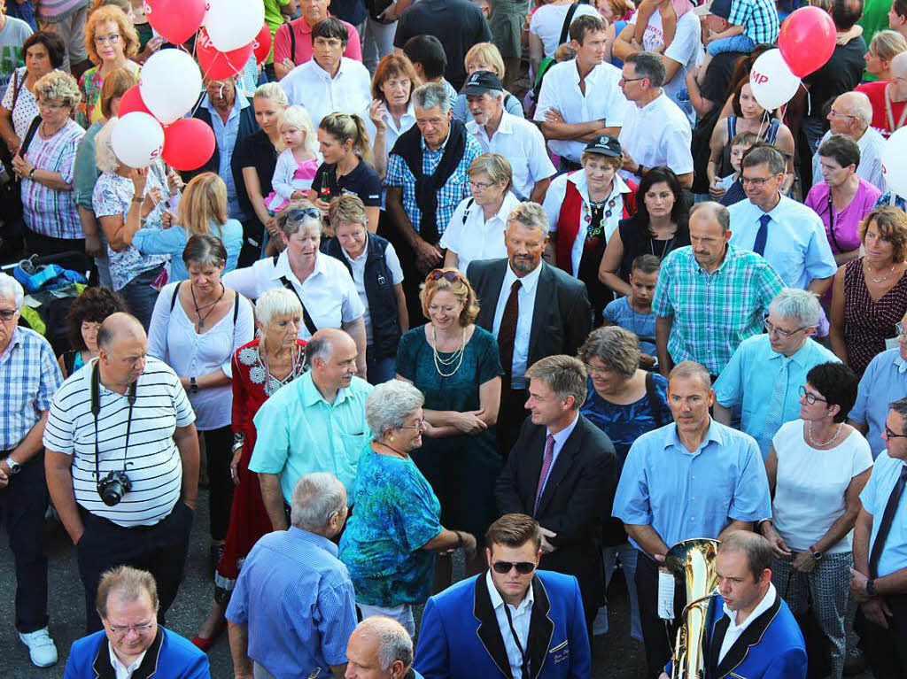 Tausende kamen und feierten in Btzingen bei prchtiger Stimmung und edlen Weinen mit.