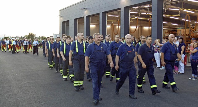 Die Feuerwehrleute der vereinigten Abt...nt Markus Rebholz begrte die Gste.   | Foto: Gottstein