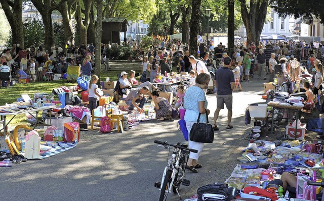 Unter den Bumen der Parkanlage an der...t Verkaufsstnden von Familien belegt.  | Foto: Sylvia Sredniawa