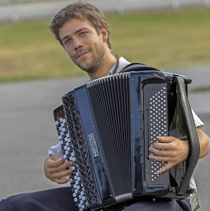 Arnaud Duvoux erfreute die Besucher mi...seinem italienischen Pigini-Akkordeon.  | Foto: Christiane Seifried