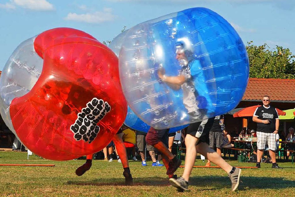 Der Spaß stand beim Bubblesoccer-Turnier in Denzlingen an erster Stelle. (Foto: Dennis Schwarz) Der Spaß stand beim Bubblesoccer-Turnier in Denzlingen an erster Stelle. (Foto: Dennis Schwarz)