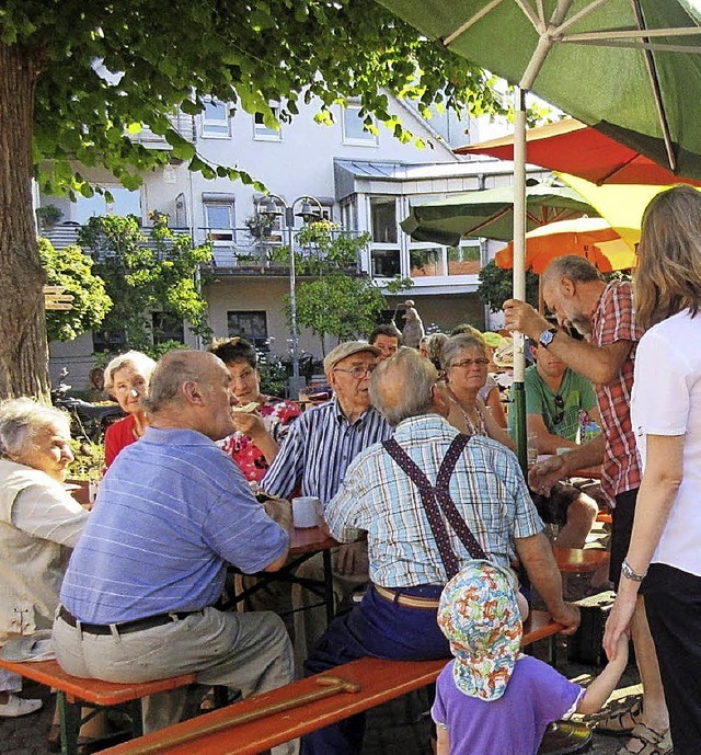 Unterhaltsame Stunden gab es beim Herb... Barbara unterm Nordweiler Lindenbaum.  | Foto: Reiner Merz